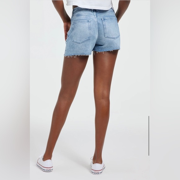 NWT GOOD '90s WEIGHTLESS SHORTS
Color: INDIGO396
Size: 6 - Picture 2 of 4